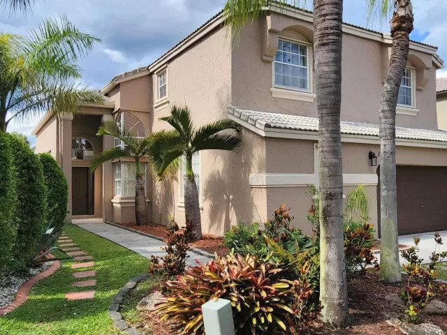 5-bedroom home for sale in Pembroke Pines - 15729 NW Tenth Street NW - MondialRealty