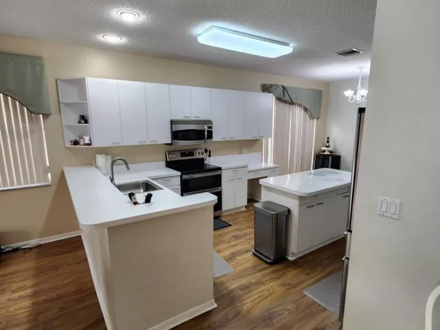 5-bedroom home for sale in Pembroke Pines - 15729 NW Tenth Street NW - MondialRealty