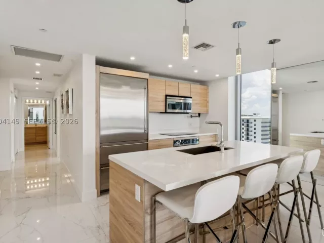 3-bedroom condo for sale in North Miami Beach - 16385 Biscayne Blvd 3001 - MondialRealty