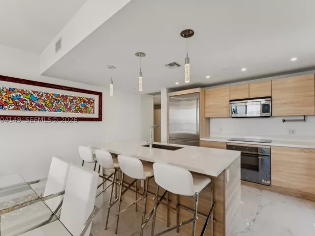 3-bedroom condo for sale in North Miami Beach - 16385 Biscayne Blvd 3001 - MondialRealty