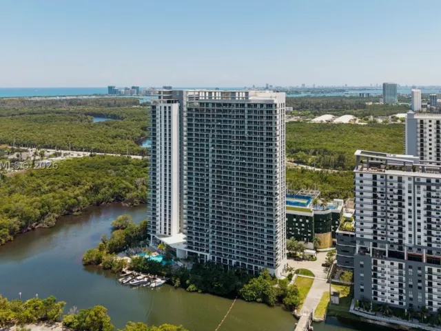 3-bedroom condo for sale in North Miami Beach - 16385 Biscayne Blvd 3001 - MondialRealty