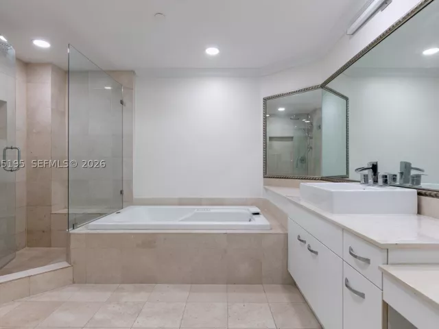2-bedroom condo for sale in Aventura - 21150 Point PL LPH 2902 - MondialRealty