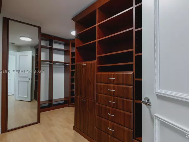 2-bedroom condo for sale in Aventura - 21150 Point PL LPH 2902 - MondialRealty