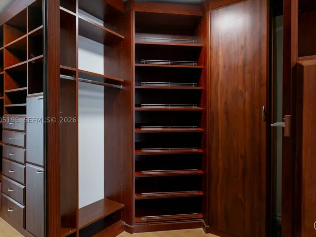 2-bedroom condo for sale in Aventura - 21150 Point PL LPH 2902 - MondialRealty