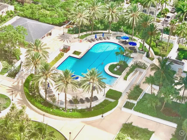 2-bedroom condo for sale in Aventura - 21150 Point PL LPH 2902 - MondialRealty