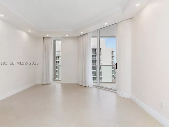 2-bedroom condo for sale in Aventura - 21150 Point PL LPH 2902 - MondialRealty