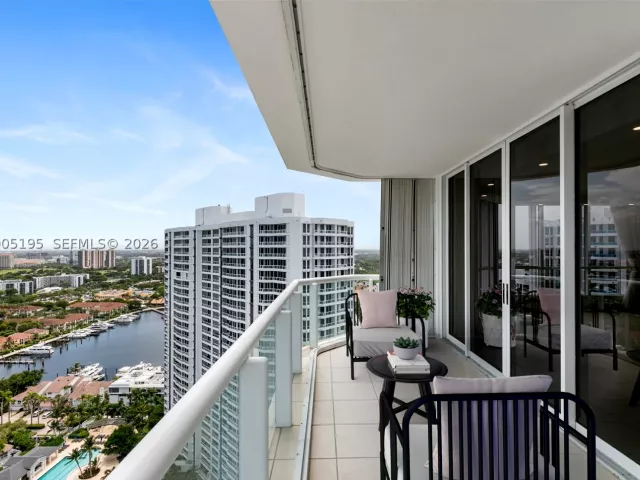 2-bedroom condo for sale in Aventura - 21150 Point PL LPH 2902 - MondialRealty