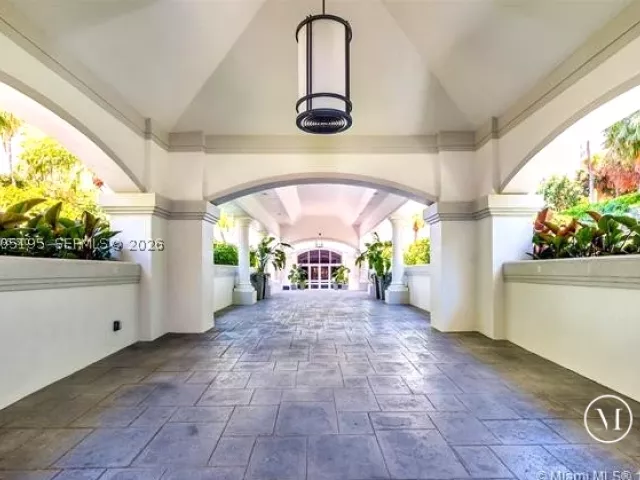 2-bedroom condo for sale in Aventura - 21150 Point PL LPH 2902 - MondialRealty