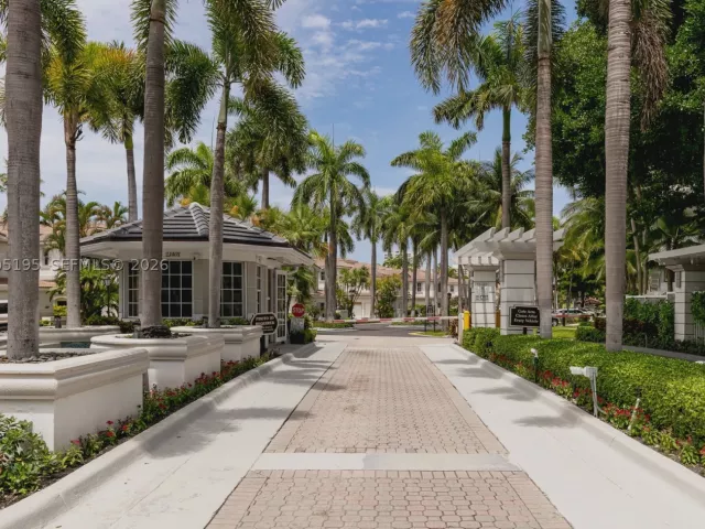 2-bedroom condo for sale in Aventura - 21150 Point PL LPH 2902 - MondialRealty