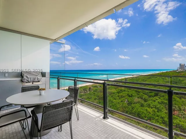 2-bedroom condo for sale in Miami Beach - 8701 Collins Ave 904 - MondialRealty