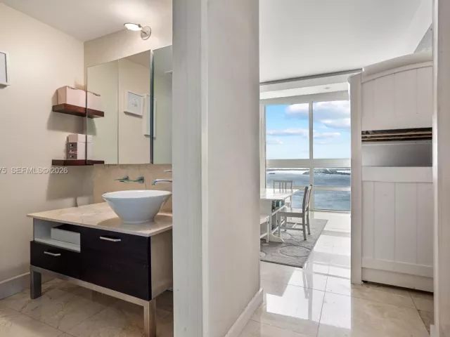 2-bedroom condo for sale in Miami - 218 SE 14th St 2105 - MondialRealty