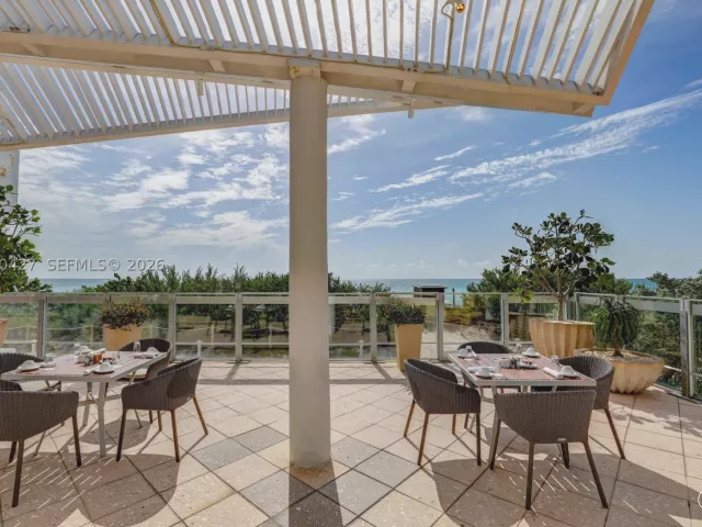 2-bedroom condo for sale in Miami Beach - 6801 Collins Ave 1215 - MondialRealty