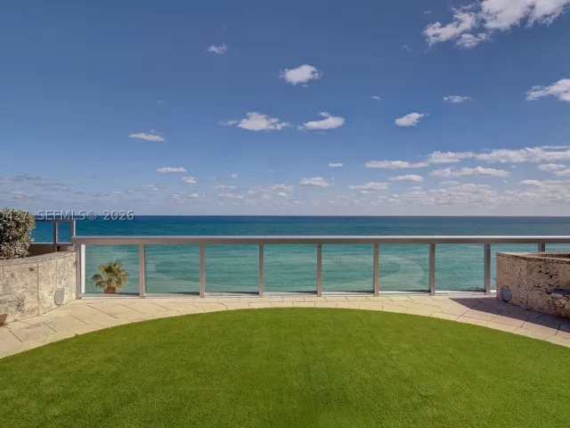 2-bedroom condo for sale in Miami Beach - 6801 Collins Ave 1215 - MondialRealty