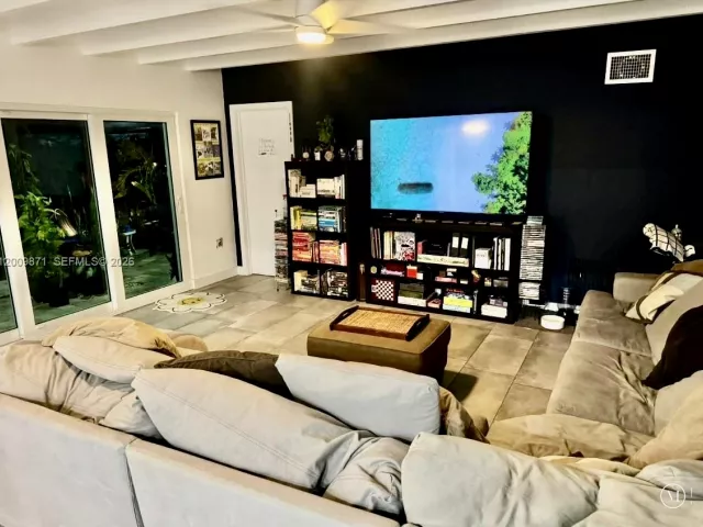 4-bedroom home for rent in Hallandale Beach - 220 SW 3rd Ave 0 - MondialRealty