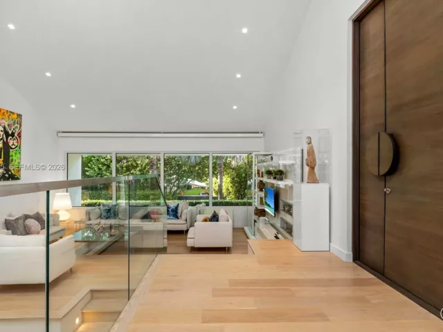 6-bedroom home for sale in Key Biscayne - 120 Knollwood Dr - MondialRealty