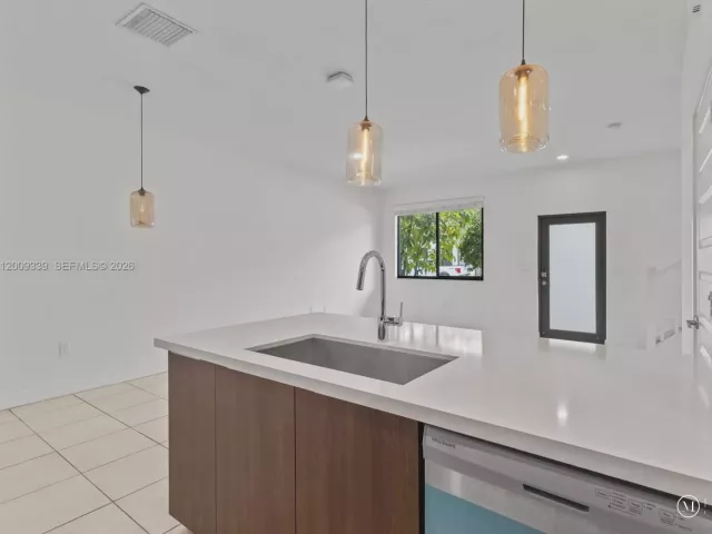 3-bedroom home for rent in Doral - 8382 NW 51st Ter 8382 - MondialRealty
