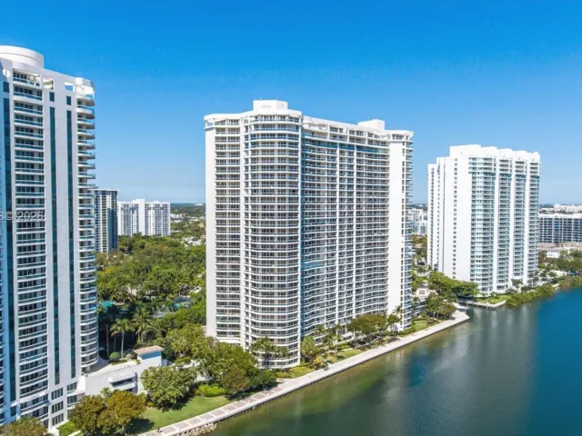 3-bedroom condo for sale in Aventura - 7000 Island Blvd 1402 - MondialRealty