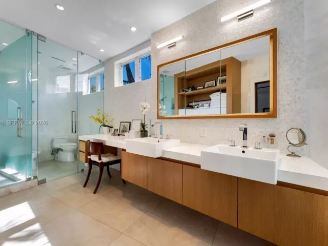 4-bedroom home for sale in Key Biscayne - 690 Warren Ln - MondialRealty