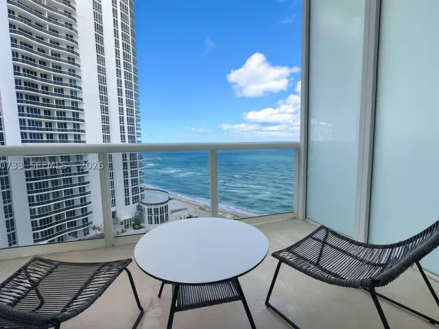 2-bedroom condo for rent in Sunny Isles Beach - 15901 Collins Ave 1203 - MondialRealty