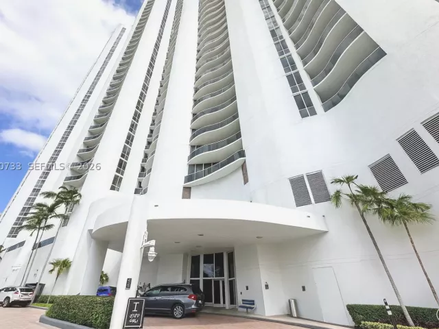 2-bedroom condo for rent in Sunny Isles Beach - 15901 Collins Ave 1203 - MondialRealty