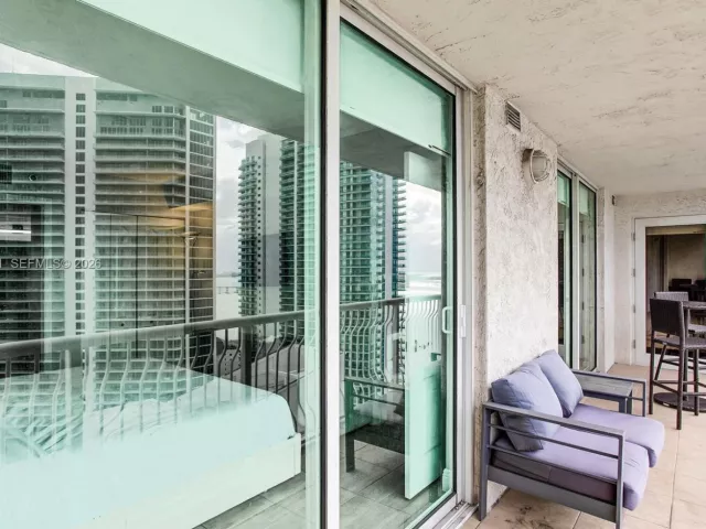 2-bedroom condo for rent in Miami - 1200 Brickell Bay Dr 3515 - MondialRealty