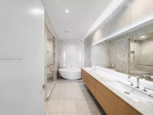 4-bedroom condo for sale in Sunny Isles Beach - 18501 Collins Ave 501 - MondialRealty