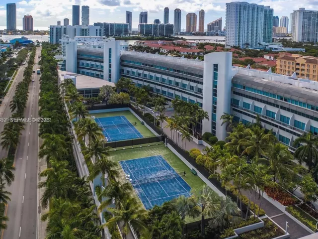 1-bedroom condo for rent in Aventura - 2950 NE 188th St 406 - MondialRealty