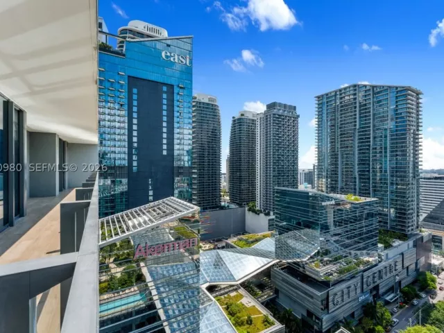 3-bedroom condo for sale in Miami - 68 SE 6th St 2304 - MondialRealty