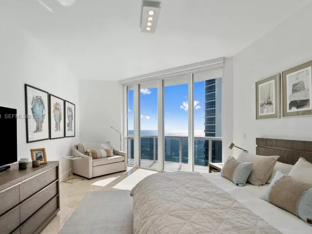 3-bedroom condo for sale in Sunny Isles Beach - 15901 Collins Ave 1206 - MondialRealty