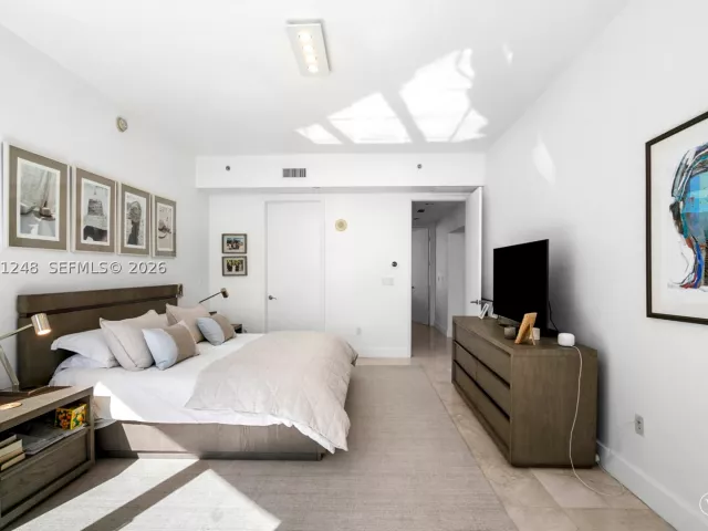 3-bedroom condo for sale in Sunny Isles Beach - 15901 Collins Ave 1206 - MondialRealty