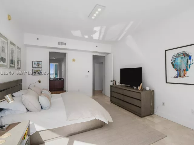 3-bedroom condo for sale in Sunny Isles Beach - 15901 Collins Ave 1206 - MondialRealty