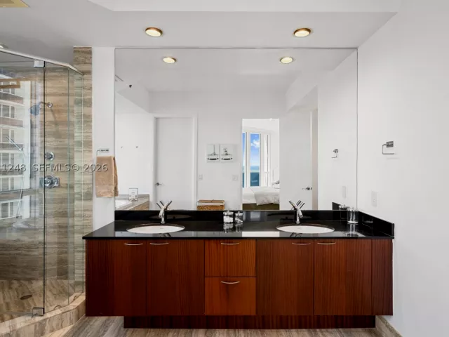 3-bedroom condo for sale in Sunny Isles Beach - 15901 Collins Ave 1206 - MondialRealty
