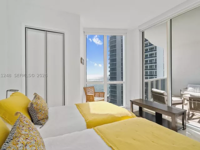 3-bedroom condo for sale in Sunny Isles Beach - 15901 Collins Ave 1206 - MondialRealty