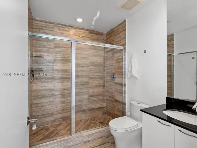 3-bedroom condo for sale in Sunny Isles Beach - 15901 Collins Ave 1206 - MondialRealty