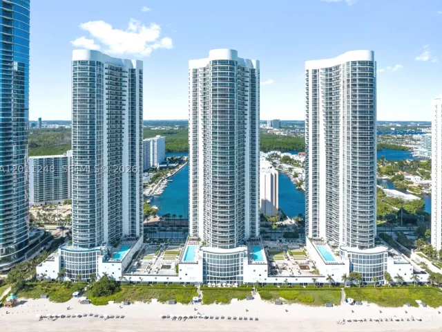3-bedroom condo for sale in Sunny Isles Beach - 15901 Collins Ave 1206 - MondialRealty