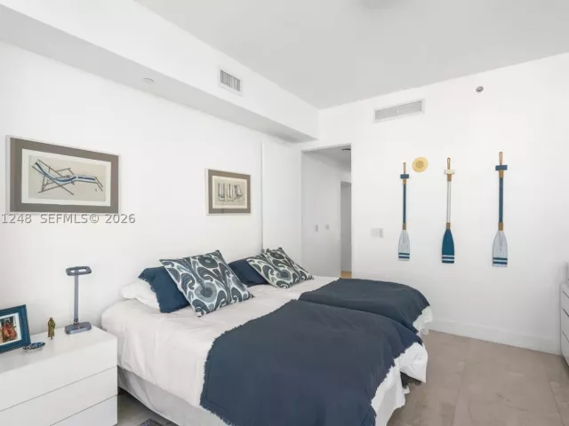 3-bedroom condo for sale in Sunny Isles Beach - 15901 Collins Ave 1206 - MondialRealty