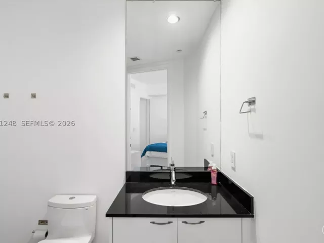 3-bedroom condo for sale in Sunny Isles Beach - 15901 Collins Ave 1206 - MondialRealty
