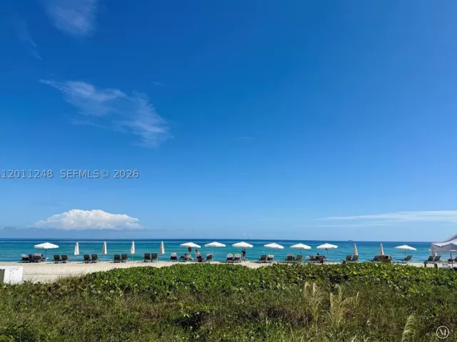 3-bedroom condo for sale in Sunny Isles Beach - 15901 Collins Ave 1206 - MondialRealty
