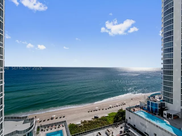 3-bedroom condo for sale in Sunny Isles Beach - 15901 Collins Ave 1206 - MondialRealty