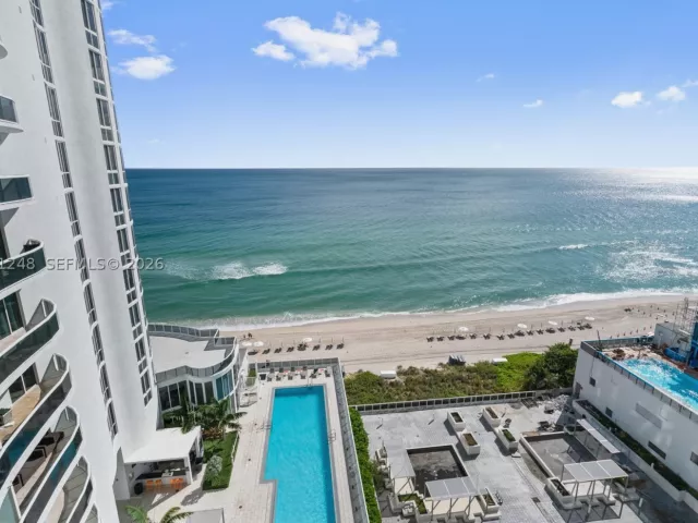 3-bedroom condo for sale in Sunny Isles Beach - 15901 Collins Ave 1206 - MondialRealty