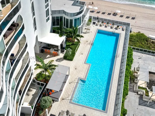 3-bedroom condo for sale in Sunny Isles Beach - 15901 Collins Ave 1206 - MondialRealty