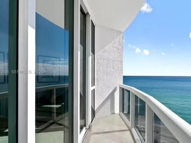 3-bedroom condo for sale in Sunny Isles Beach - 15901 Collins Ave 1206 - MondialRealty