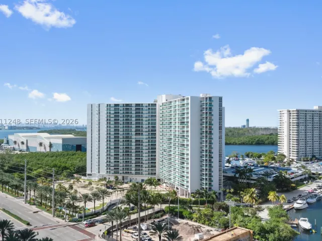 3-bedroom condo for sale in Sunny Isles Beach - 15901 Collins Ave 1206 - MondialRealty