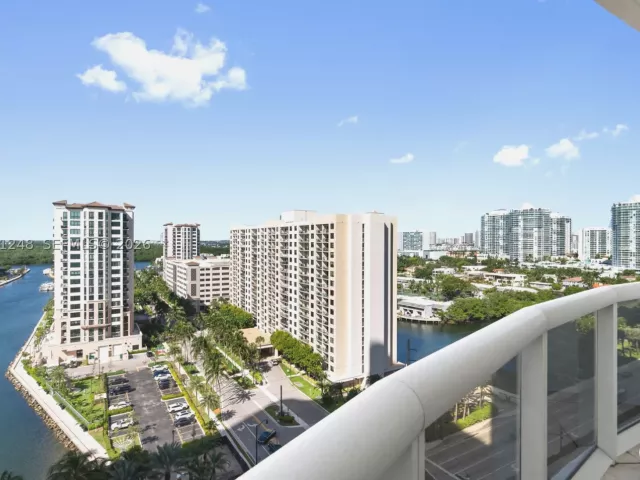 3-bedroom condo for sale in Sunny Isles Beach - 15901 Collins Ave 1206 - MondialRealty