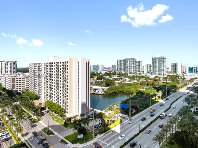 3-bedroom condo for sale in Sunny Isles Beach - 15901 Collins Ave 1206 - MondialRealty