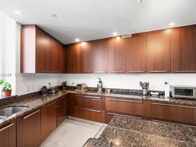 3-bedroom condo for sale in Sunny Isles Beach - 15901 Collins Ave 1206 - MondialRealty