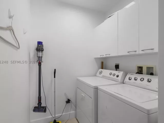 3-bedroom condo for sale in Sunny Isles Beach - 15901 Collins Ave 1206 - MondialRealty