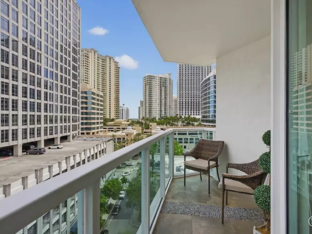 2-bedroom condo for sale in Fort Lauderdale - 350 SE 2nd Street 1030 - MondialRealty