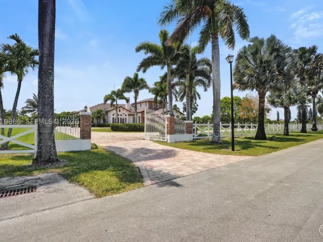 5-bedroom home for sale in Homestead - 31310 SW 215th Ave - MondialRealty