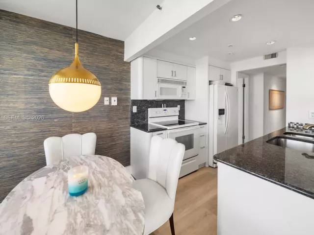 1-bedroom condo for rent in Miami Beach - 2555 Collins Ave 2014 - MondialRealty